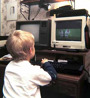 David mit 3 Jahren am Sinclair QL mit meiner Software